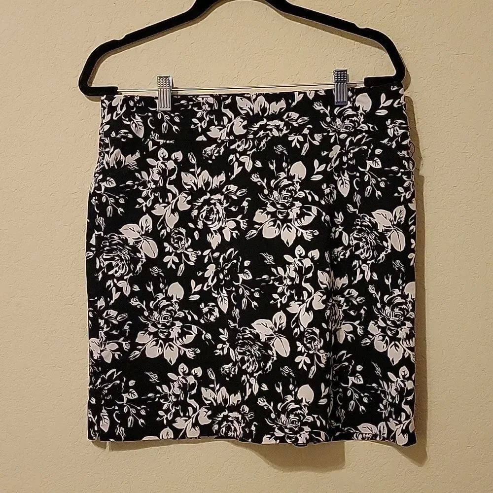 Westport skort- black & white floral design with front pockets CLEARANCE